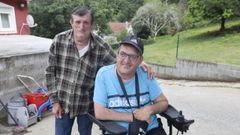 En la imagen, Jos� Luis Bouzas, con su hijo David, de 36 a�os, en su casa de Fene