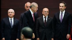 En el centro, el presidente turco Erdogan y el nuevo ministro de Finanzas, Mehmet Simsek.