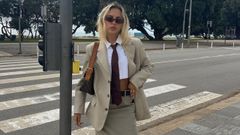 La influencer portuguesa Sofia Coelho con corbata y falda