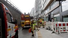 Imagen de archivo de los bomberos de A Coru�a en el rescate de una persona mayor que no abr�a la puerta.