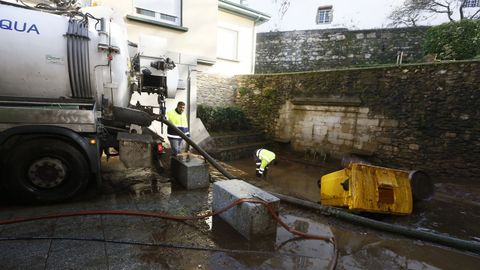 Tareas de limpieza en calles de Viveiro tras la tromba de agua