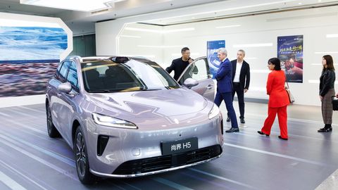 El presidente de la Xunta, Alfonso Rueda, y la conselleira de Econom�a, Mar�a Jes�s Lorenzana, en uno de los centros de innovaci�n del autom�vil que visitaron en China.