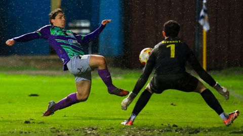 El albivermello Jorge Gonz&aacute;lez se lanza para rematar un centro en el partido en Avil&eacute;s.