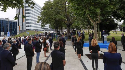 Minuto de silencio durante el acto en homenaje a las vctimas del coronavirus celebrado hoy viernes en las inmediaciones del Hospital Universitario Central de Asturias (HUCA)