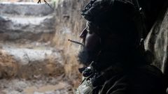 Un soldado fuma un cigarro en un b�nker cercano a Bajmut.