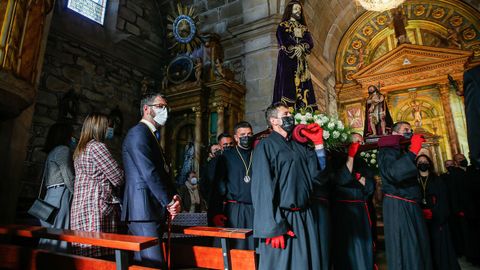 Los sonenses salieron a contemplar el paso de una procesin que parti de la iglesia parroquial para llegar a la capilla de A Atalaia.