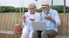 Imagen de archivo de una pareja con problemas a la hora de realizar una compra online