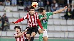 Gorostidi en un duelo a�reo en la derrota por 0-1 frente al Bilbao Athletic en A Malata.