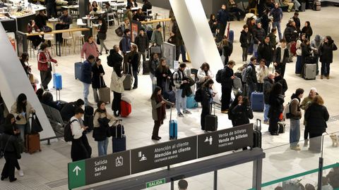 Decenas de pasajeros esperando el tren en la estaci&oacute;n de Urzaiz