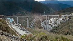 Marzo del 2019: en esta imagen, tomada hace unos diez d�as, el tablero derecho estaba a punto de llegar al estribo. Se completar� este mes.