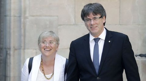 El presidente de la Generalitat, Carles Puigdemont, con la nueva consejera de Educacin, Clara Ponsat