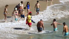 Ambiente en las playas coru�esas, a pesar de la bandera roja