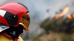 Un bombero en un incendio