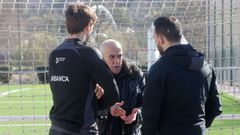 Juan Se�or se dirige a parte del cuerpo t�cnico que asumi� la primera sesi�n del Pontevedra CF sin Toni Otero