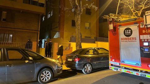 El inmueble, en el barrio barcelon�s de Horta, en el que este lunes fallecieron presuntamente a causa de una fuga de gas un padre y sus dos hijos, ambos menores de edad.