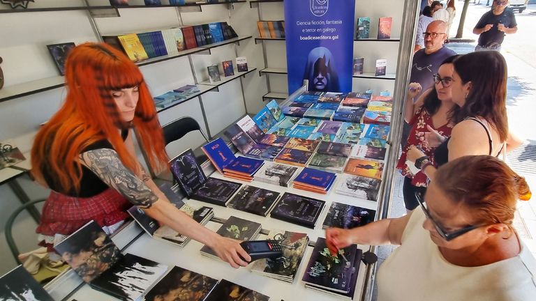 A poeta Branca Trigo firmou exemplares despois de ler o preg�n da Feira do Libro de Vigo.  