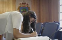 Irene Ferreiro firmando en el libro del Ayuntamiento. 