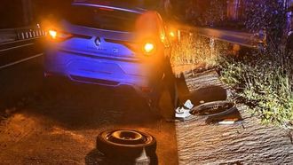 Da�os sufridos por uno de los veh�culos tras encontrarse con el bloque de cemento en la calzada.