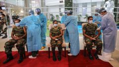 Militares vacunados en Colombo, Sri Lanka
