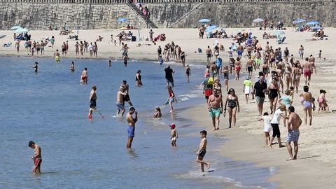 Playa de Silgar en Sanxenxo llena durante el buen tiempo del pasado abril