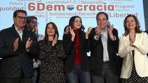 Otros tiempos: Ins Arrimadas (centro) y el catedrtico Francesc de Carreras (segundo por la derecha), en un mitin de Ciudadanos en L'Hospitalet en el 2016