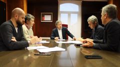 Lores, con los portavoces de PSOE, BNG y PP, y el secretario del pleno, durante la xunta de portavoces celebrada este martes 
