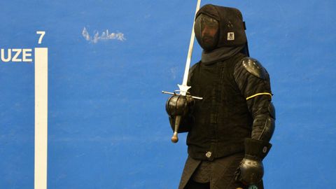 Miembros de ACADE practican esgrima hist�rica