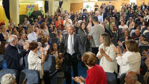 PLENO MOCION DE CENSURA EN EL CONCELLO DE RIBEIRA, DONDE LUIS PEREZ BARRAL ALCALDE DEL BNG CEDE EL BASTON DE MANDO A LA NUEVA ALCALDESA MARIA JOSE SAMPEDRO CANDIDATA DEL PP, PRIMERA MUJER EN ESTE PUESTO.