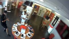 Los cacos, ejecutando el robo en la tienda de telefona de La Rinconada, Sevilla.