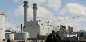 La central ubicada en la villa minera produce electricidad con gas y vapor de agua.