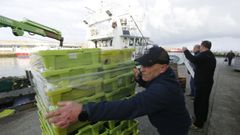 Descarga en el puerto burelense 