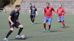 Trashorras, en el centro de la imagen con camiseta roja, en un partido reciente