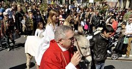 Las calles ya registraron procesiones como en el caso de A Estrada, el Domingo de Ramos.