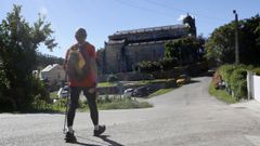 Caminante por la ruta de San Rosendo, que discurre junto a la baslica de San Martio de Mondoedo