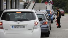 Colas para el covid auto y las vacunas en el hospital de Burela
