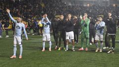 Los jugadores del Celta, saludando a la afici�n presente en el campo Narc�s Sala del Sant Andreu.