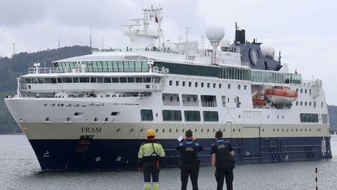 El crucero Fram, con capacidad para 200 turistas m�s la tripulaci�n, a su llegada al puerto, ayer al mediod�a.