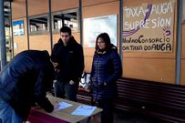La recogida de firmas comenz� ayer, en la puerta del consistorio. 