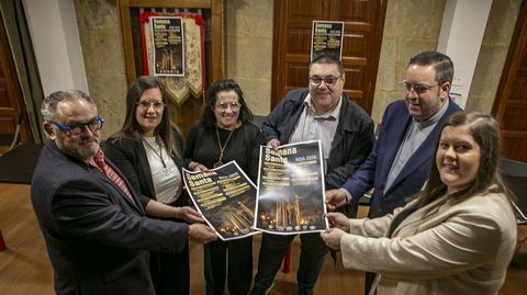 Miembros de las cofrad�as, el alcalde y el p�rroco presentaron el cartel