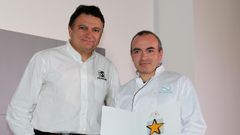 Juan Luis (derecha) recogiendo el reconocimiento