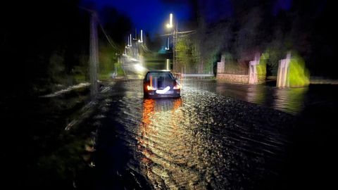 Una conductora tuvo que ser rescatada porque su coche se qued parado en la carretera al crecer el ro de Tllara