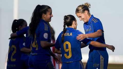 Eva Lois y Sheila Garrido celebran el gol del Real Oviedo al Sporting en la Copa de la Reina
