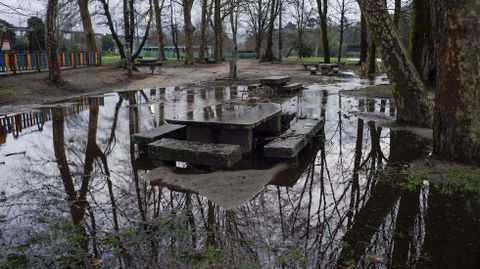 Restos de la crecida del ro Avia en el rea recreativa de A Veronza, en Ribadavia.