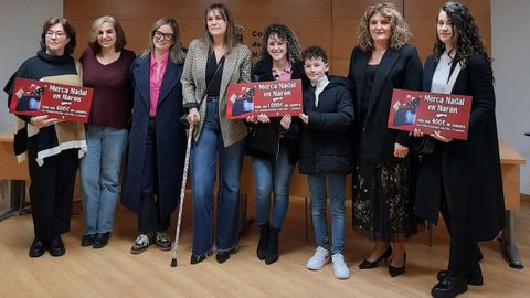 Entrega de los tres vales de compra por valor de dos mil euros, ayer en el consitorio de Narón
