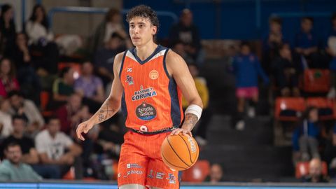 Caio Pacheco, botando el bal�n durante el encuentro ante el Estudiantes.