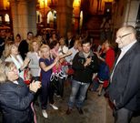 <span lang= es-es >Apoyos en horas duras</span>. Tras anunciar que no dimitir�a, Rodr�guez fue apoyado por un grupo de vecinos.