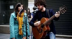 Silvia R�bade y Carlos Tajes, actuando en una calle de Ourense. 