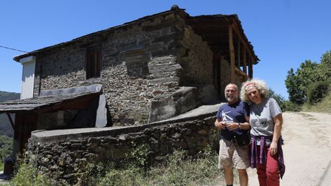 Jos Mara y Maite frente a la vivienda restaurada como el alojamiento A Palleira