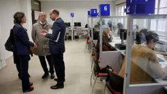 La consejera de Hacienda y Sector P�blico, Dolores Carcedo (i), visit� en Oviedo la oficina de la campa�a de la renta 2017