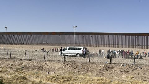 Imagen de archivo de un grupo de migrantes que tratan de cruzar la frontera entre M�xico y Estados Unidos